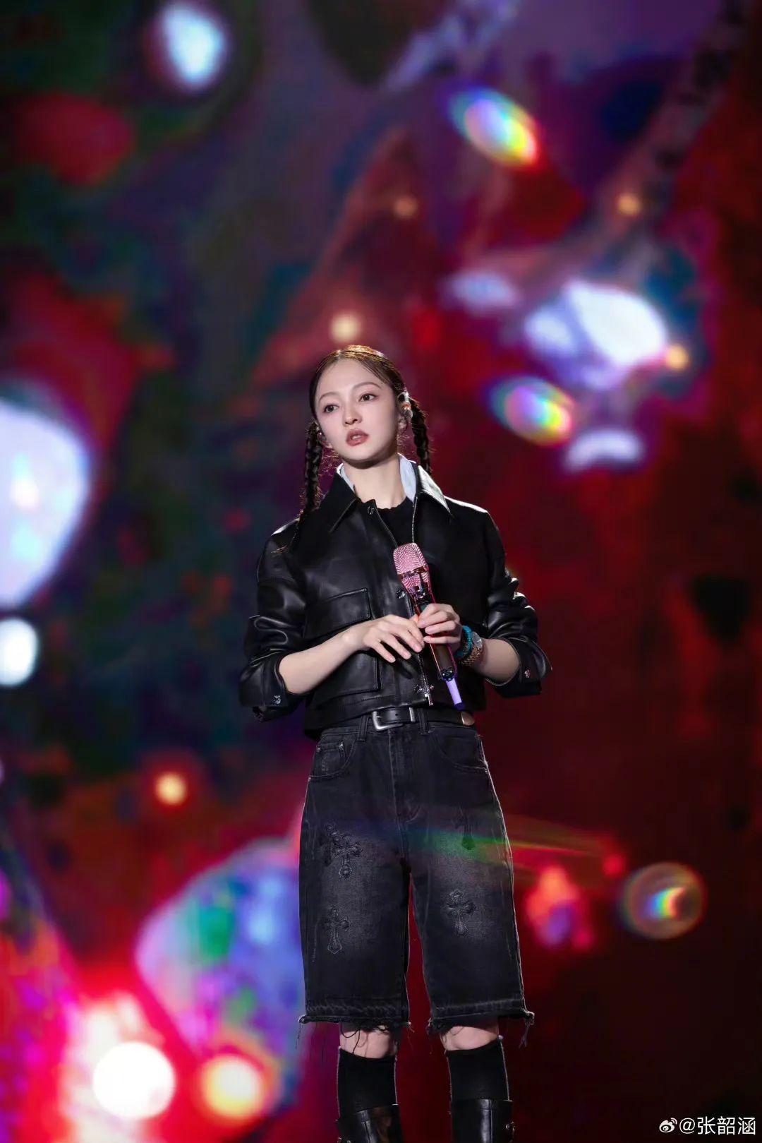 张韶涵演唱会突然摔倒，被扶起后安慰粉丝：小插曲，不用担心