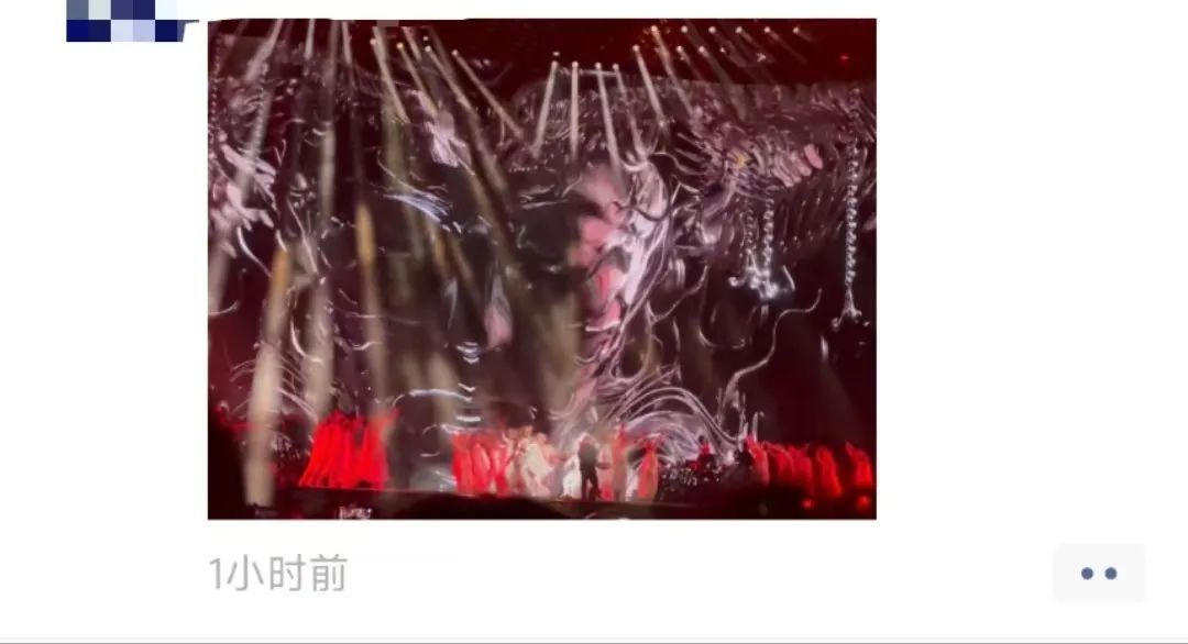 张韶涵演唱会突然摔倒，被扶起后安慰粉丝：小插曲，不用担心