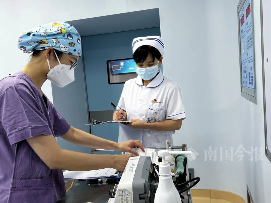 柳州夫妇紧急联手，一岁女童母亲目睹全程，泣不成声……