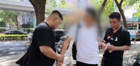 背包一拉开，整整22万现金！北京警方立即出动——