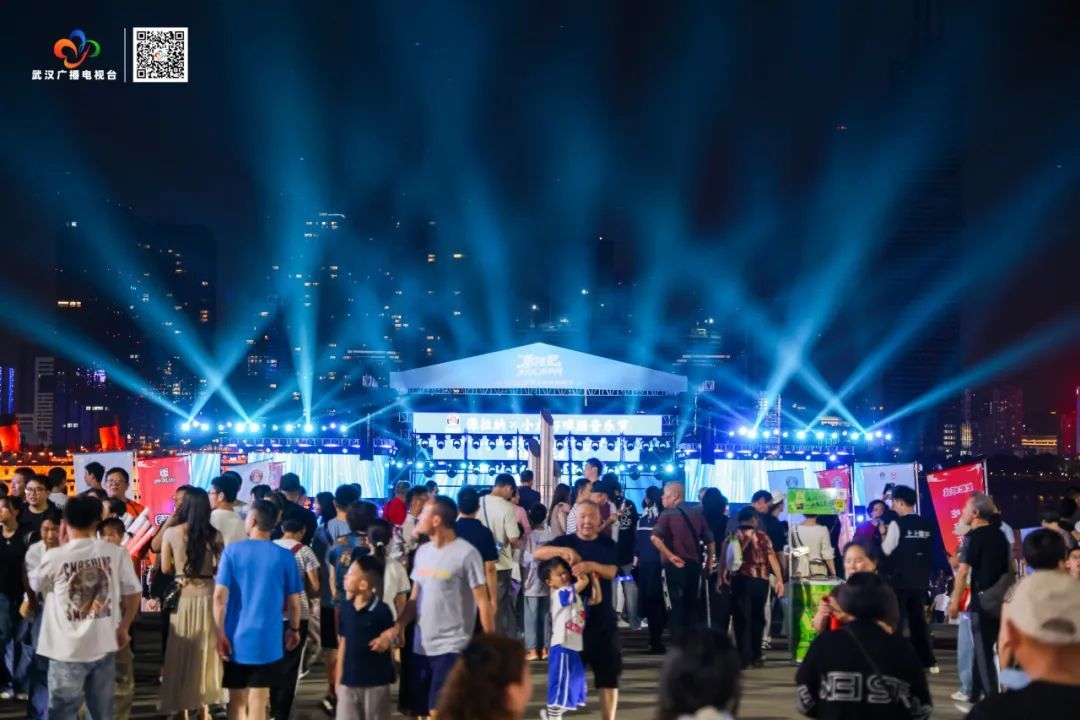 武汉小龙虾消费季:吸引超百万人 来江边嘬虾子 武汉小龙虾消费季:吸引超百万人 来江边嘬虾子