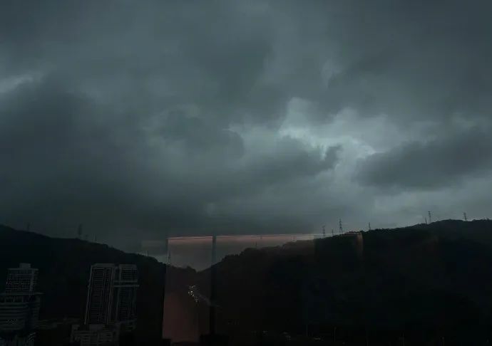深圳上演“一秒天黑”，广东多地发布暴雨预警