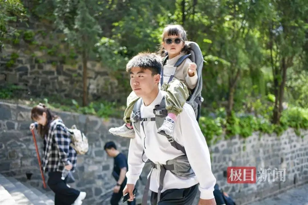 “五一”假期陪爬泰山两天挣2000元!私人陪游如何规范发展? “五一”假期陪爬泰山两天挣2000元!私人陪游如何规范发展?