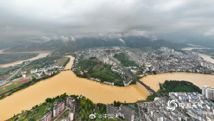 广西柳州遭遇强降雨 三江风雨桥下河水浑浊 广西柳州遭遇强降雨 三江风雨桥下河水浑浊