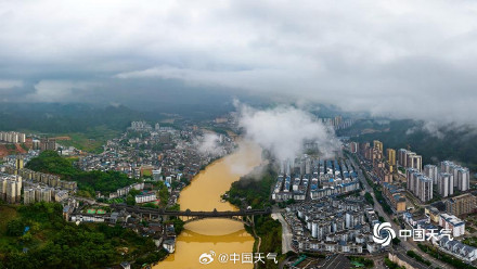 广西柳州遭遇强降雨 三江风雨桥下河水浑浊 广西柳州遭遇强降雨 三江风雨桥下河水浑浊