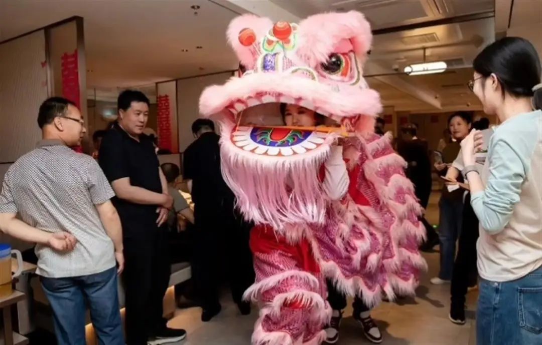 95后新人在海底捞办140人婚宴！花2.25万元，账单长2米