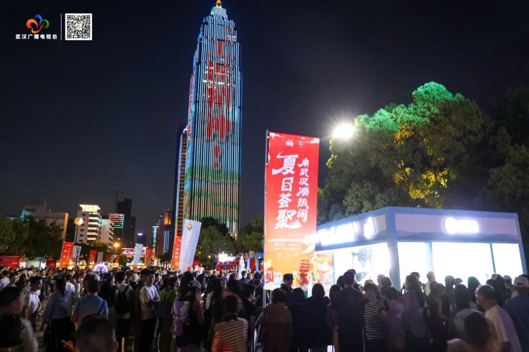 武汉小龙虾消费季:吸引超百万人 来江边嘬虾子 武汉小龙虾消费季:吸引超百万人 来江边嘬虾子