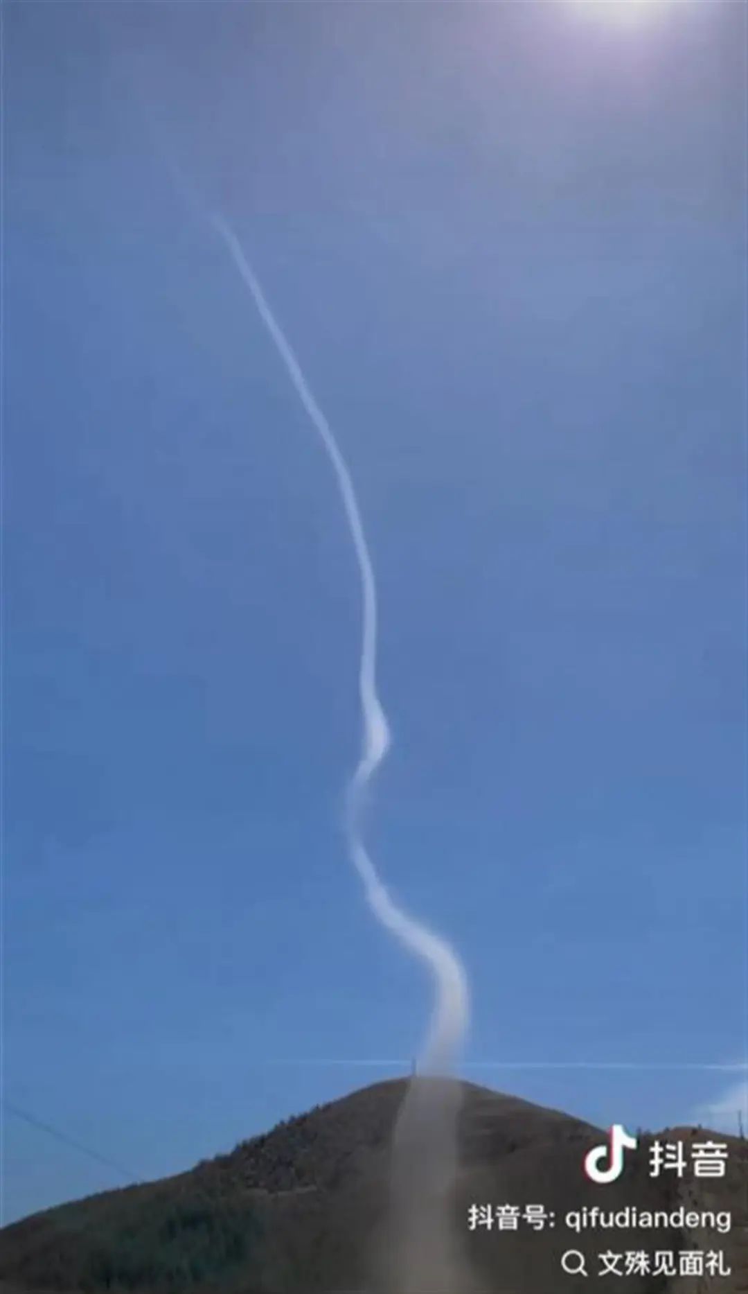 一根白柱直冲天际…知名景区现尘卷风奇观 一根白柱直冲天际…知名景区现尘卷风奇观