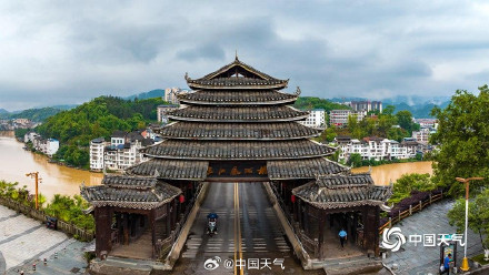 广西柳州遭遇强降雨 三江风雨桥下河水浑浊 广西柳州遭遇强降雨 三江风雨桥下河水浑浊