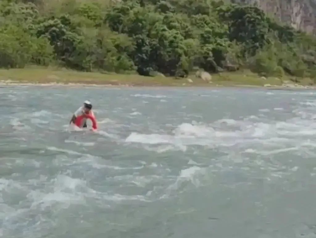 进入汛期!河道水位暴涨致俩村民被困,警惕施救自救不当遇险 进入汛期!河道水位暴涨致俩村民被困,警惕施救自救不当遇险