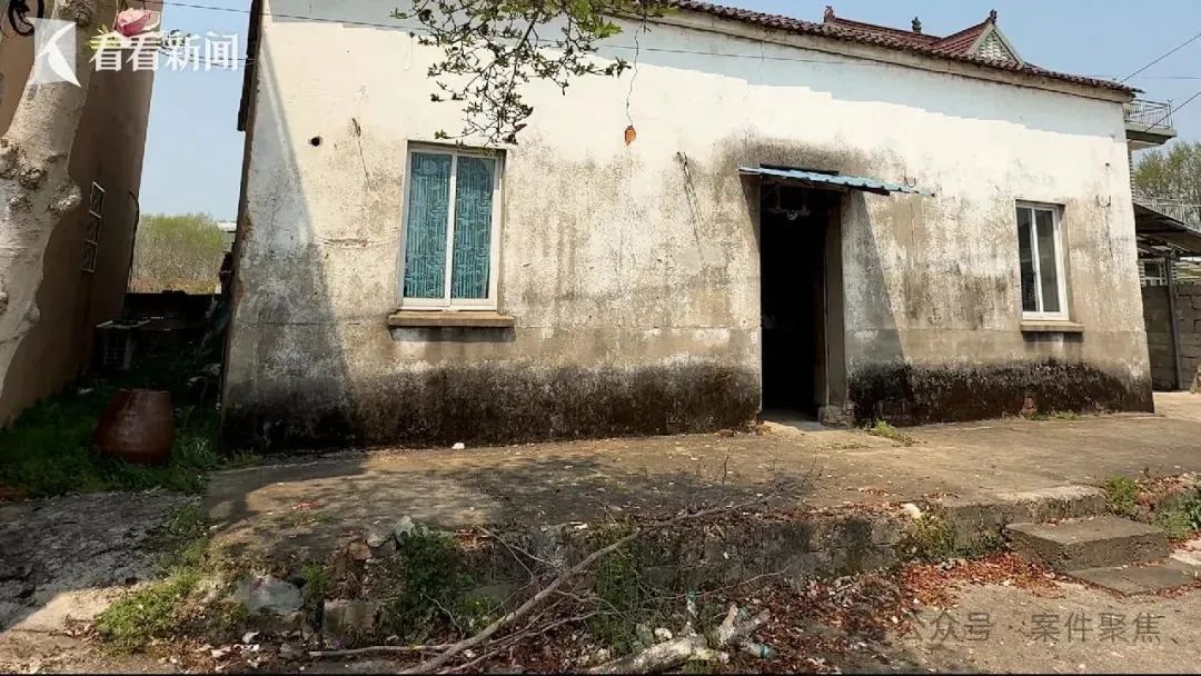 全家吸血！哥哥因工伤瘫痪惨死破旧老宅，弟弟每月冒领工伤金，还用赔偿款买豪车