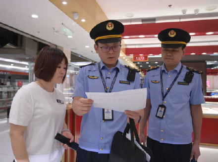 许昌市场监管部门对胖东来玉石开展日常检查：合规！