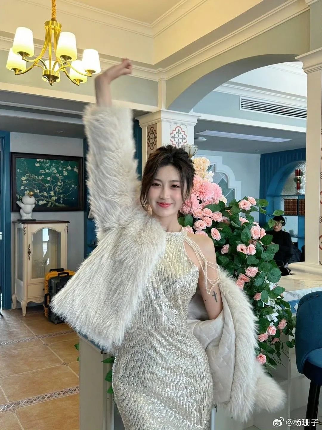 女演员杨珊子拍戏遇极端天气！胳膊被冰雹砸伤、美瞳被冲掉，剧组受伤人员已送医