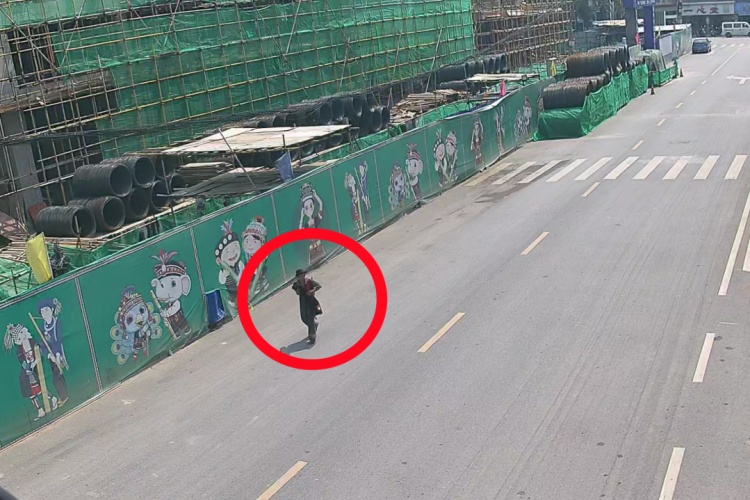 12公里山路，74岁老人走了4个小时，只为见到他……