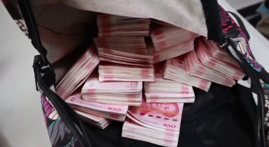 背包一拉开，整整22万现金！北京警方立即出动——