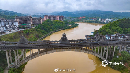 广西柳州遭遇强降雨 三江风雨桥下河水浑浊 广西柳州遭遇强降雨 三江风雨桥下河水浑浊