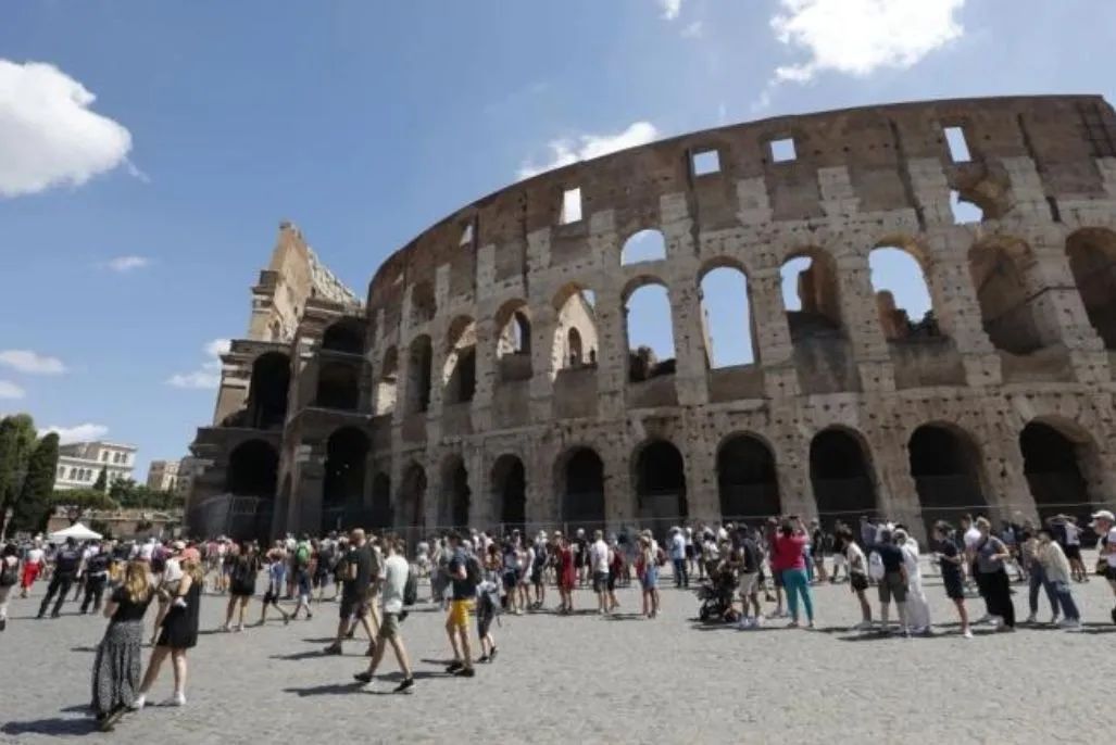 爬罗马斗兽场失足滑落，美国男子遭栏杆刺穿腰部差点没命