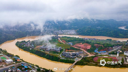 广西柳州遭遇强降雨 三江风雨桥下河水浑浊 广西柳州遭遇强降雨 三江风雨桥下河水浑浊