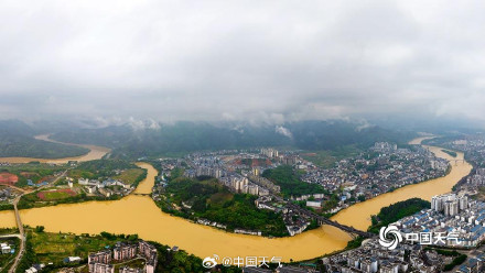 广西柳州遭遇强降雨 三江风雨桥下河水浑浊 广西柳州遭遇强降雨 三江风雨桥下河水浑浊