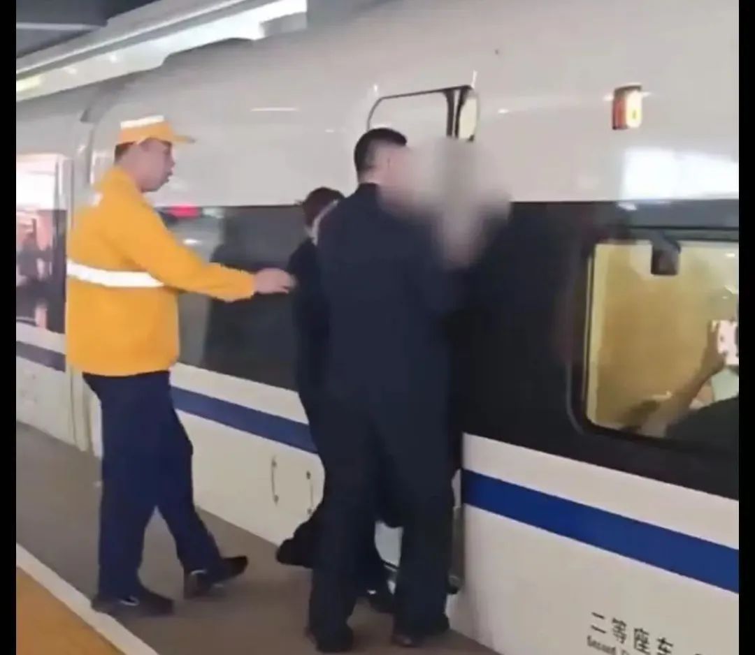 又有旅客扒高铁车门？官方通报