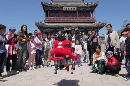 “五一”假期,多地旅游景点引入机器人“员工” “五一”假期,多地旅游景点引入机器人“员工”