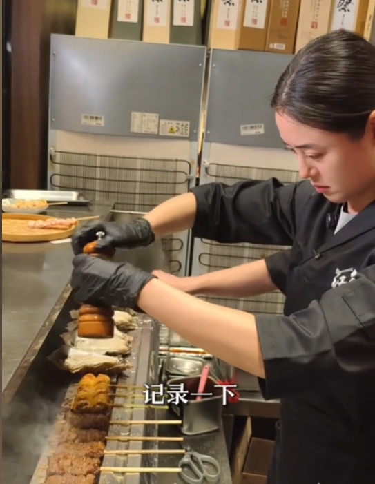 37岁女演员被曝当服务员、摆地摊!“我只是普通人” 37岁女演员被曝当服务员、摆地摊!“我只是普通人”