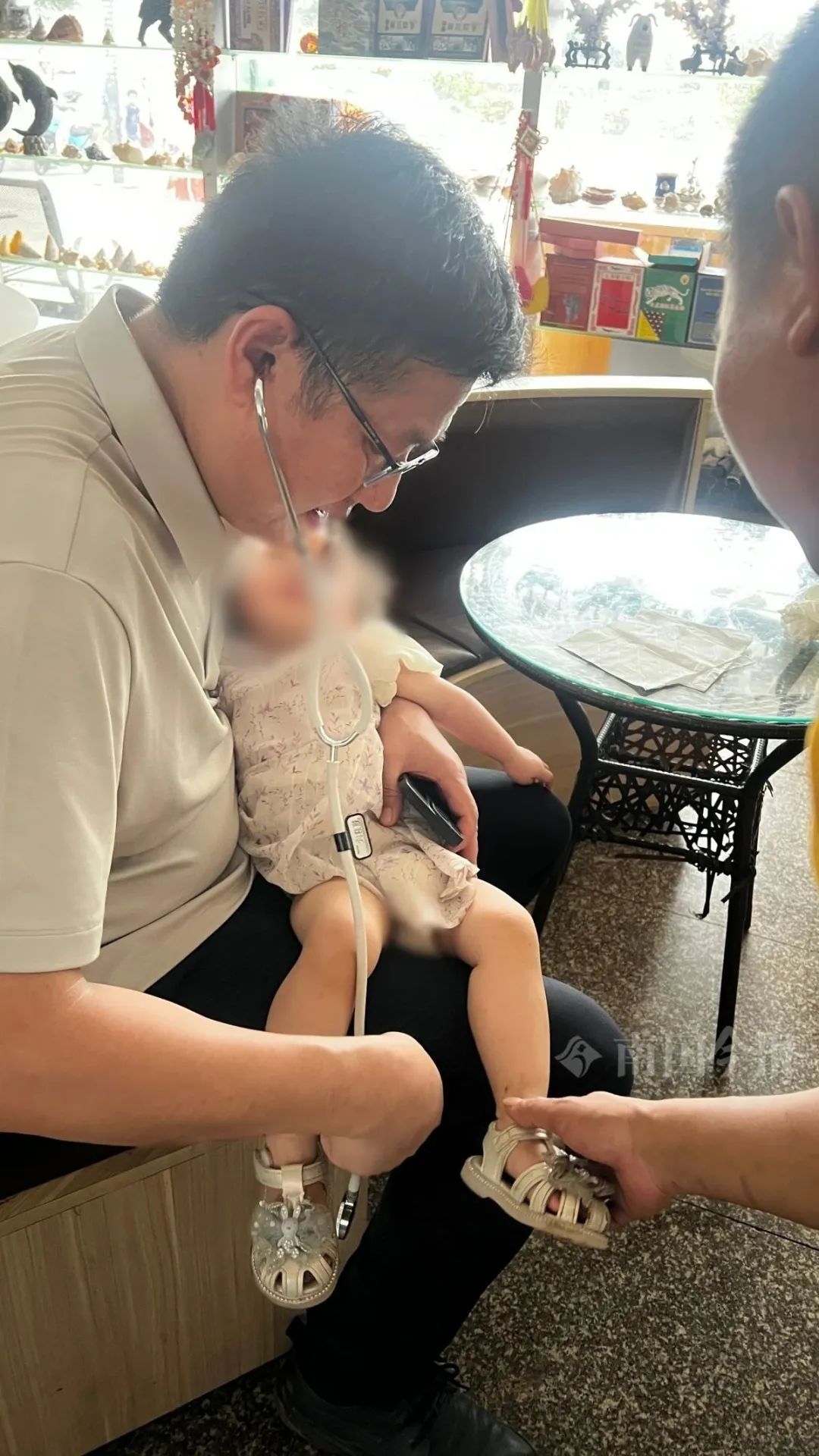 柳州夫妇紧急联手，一岁女童母亲目睹全程，泣不成声……