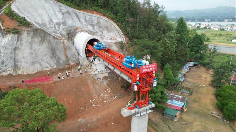 瑞梅铁路（江西段）建设全面进入架梁施工阶段
