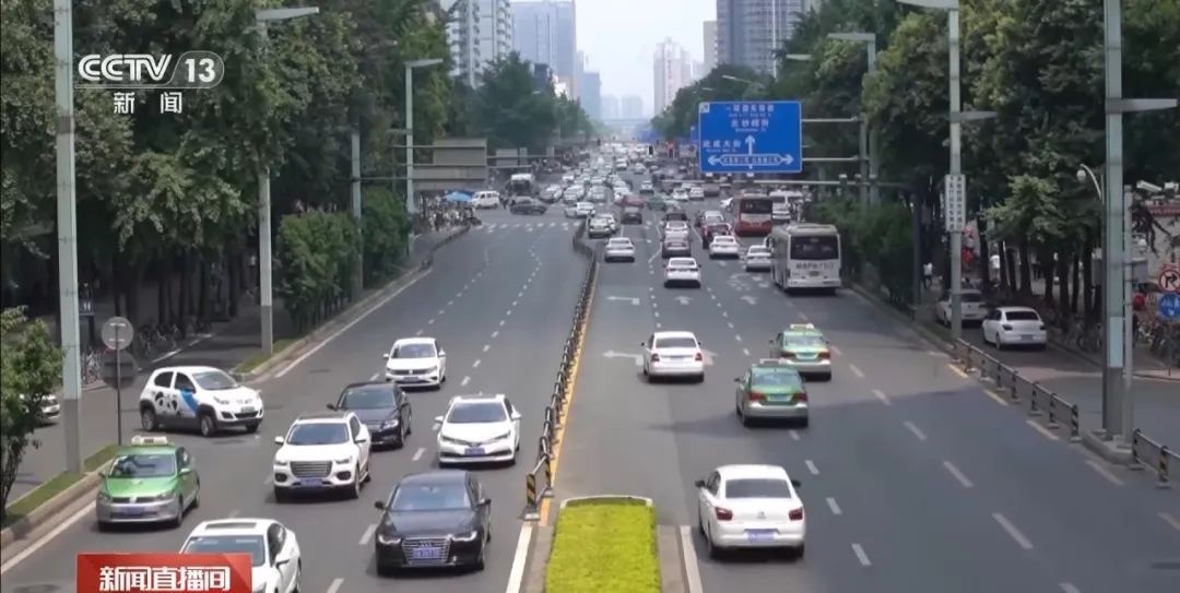 第一辆车是在“爬”?多地交警出手,严查“龟速车”! 第一辆车是在“爬”?多地交警出手,严查“龟速车”!