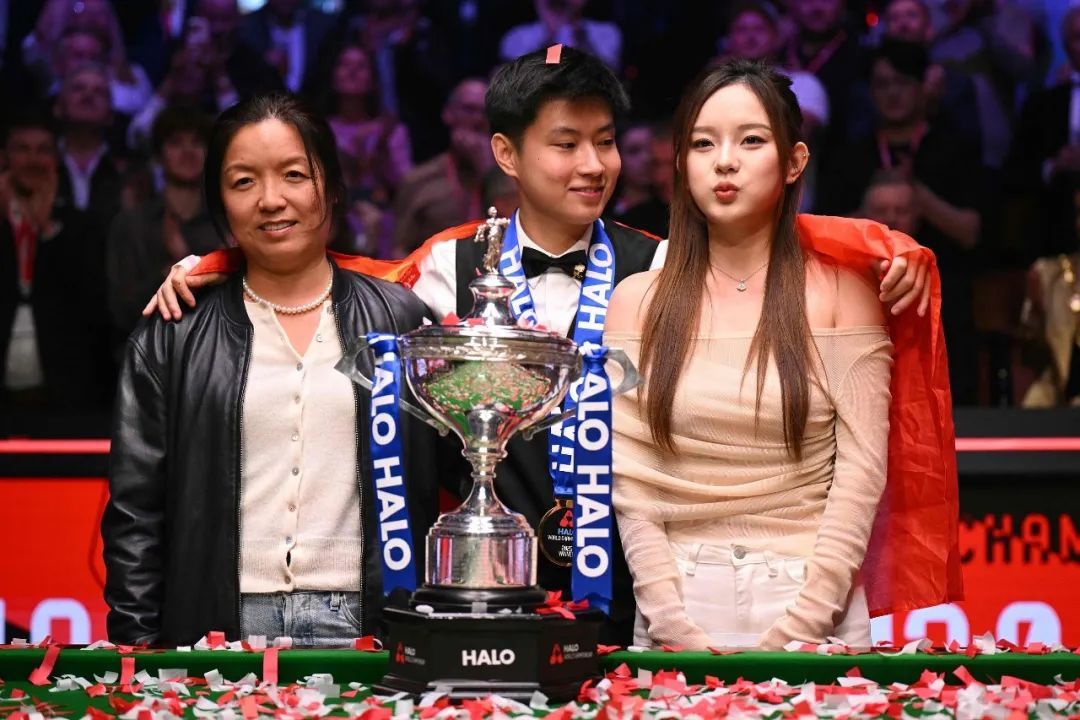 赵心童4个字回应夺冠,邀请女友上台合影,女友酷似张韶涵 赵心童4个字回应夺冠,邀请女友上台合影,女友酷似张韶涵