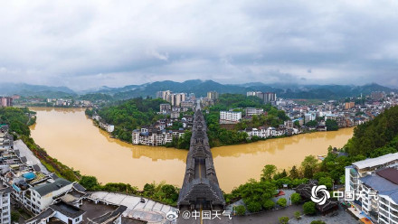 广西柳州遭遇强降雨 三江风雨桥下河水浑浊 广西柳州遭遇强降雨 三江风雨桥下河水浑浊