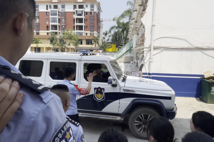 12公里山路，74岁老人走了4个小时，只为见到他……