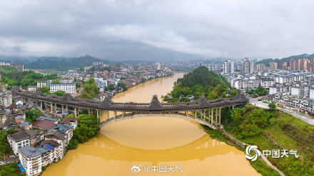 广西柳州遭遇强降雨 三江风雨桥下河水浑浊 广西柳州遭遇强降雨 三江风雨桥下河水浑浊
