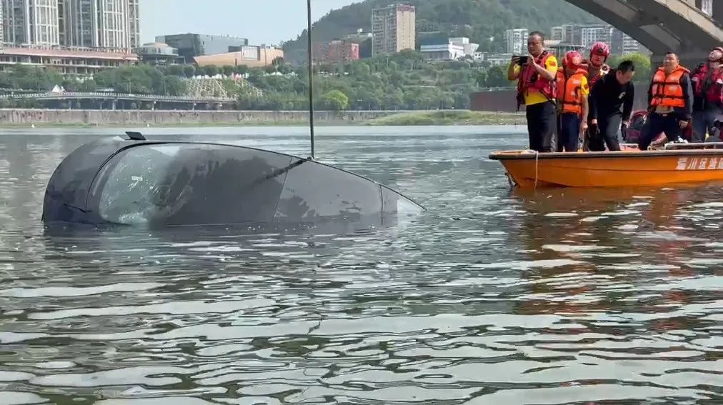 官方确认:司机已遇难!再次提醒→ 官方确认:司机已遇难!再次提醒→