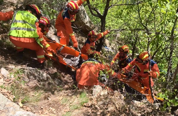 女子为体验登山乐趣走“野路”,结果全身多处摔骨折! 女子为体验登山乐趣走“野路”,结果全身多处摔骨折!