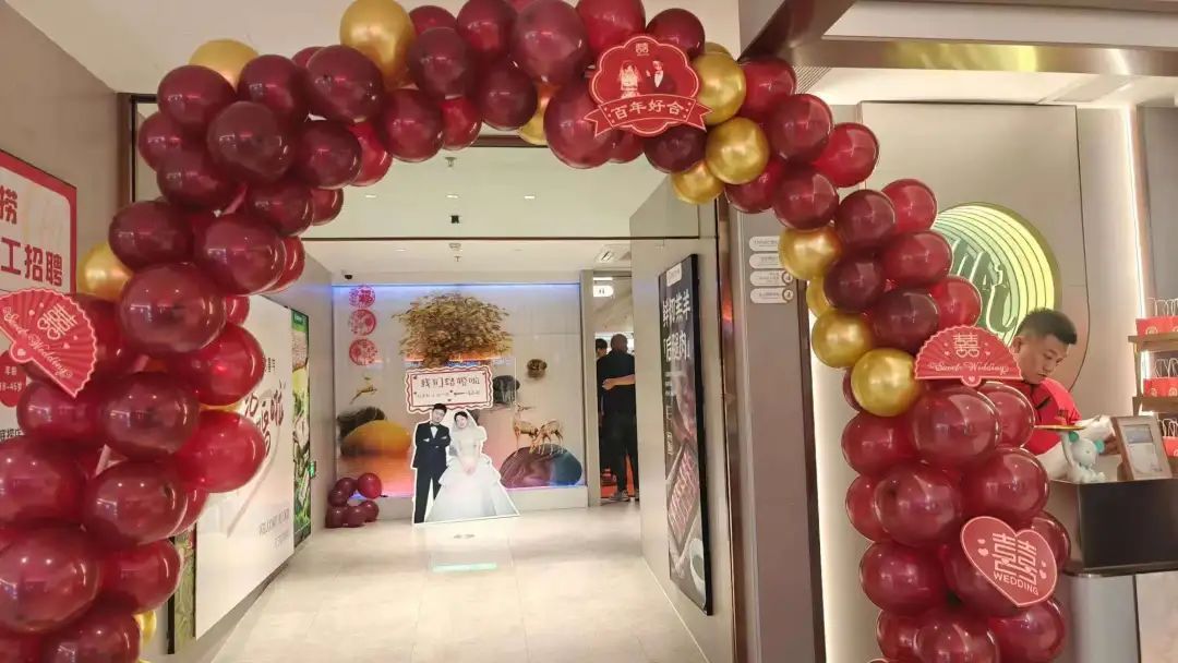 95后新人在海底捞办140人婚宴！花2.25万元，账单长2米