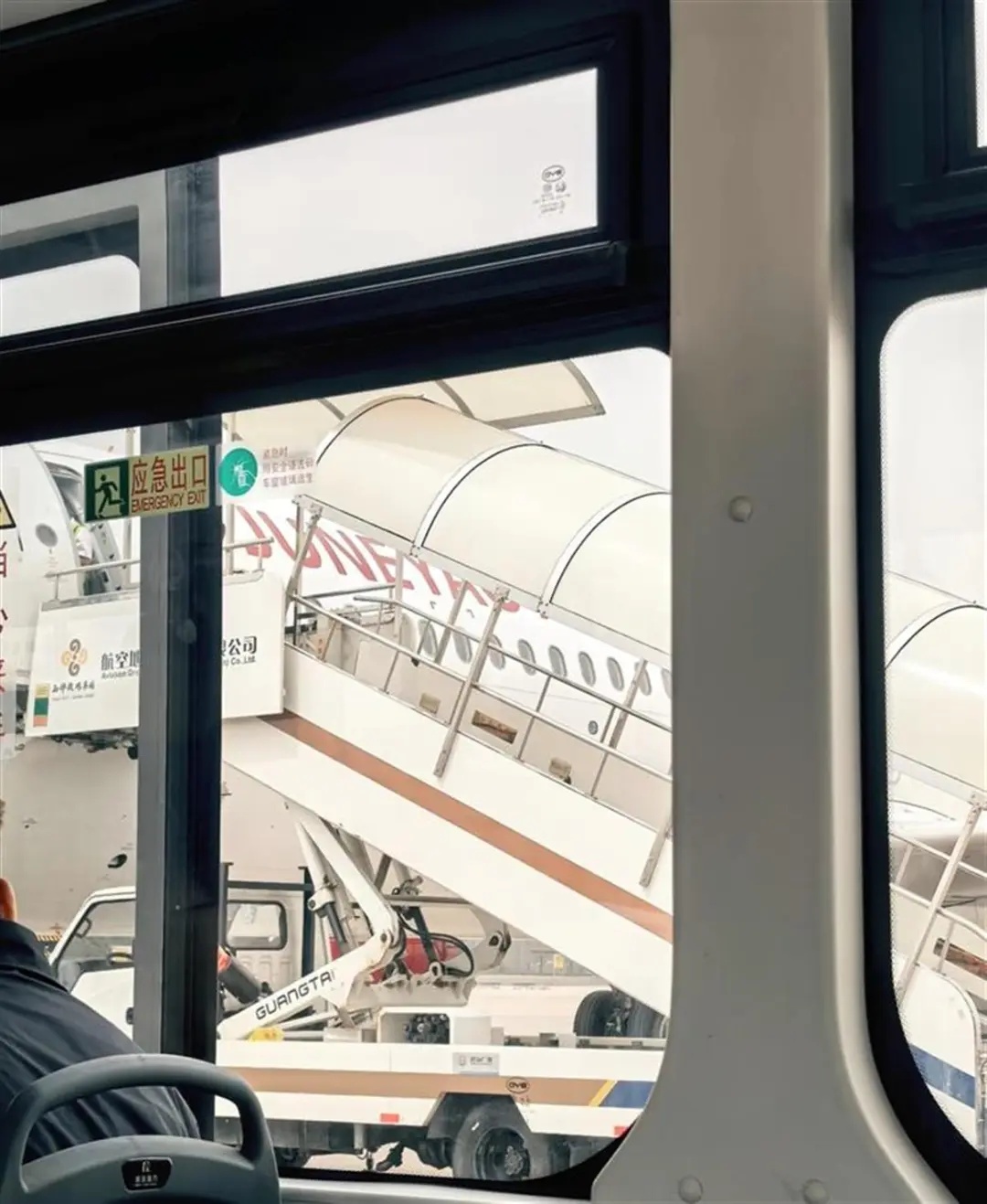 上海飞银川客机触地2秒内复飞,亲历者:身边的人都在尖叫,很多人都吐了…… 上海飞银川客机触地2秒内复飞,亲历者:身边的人都在尖叫,很多人都吐了……