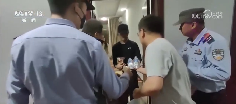 强沙尘暴突袭敦煌近万人被困 如何在3小时内跑赢12级狂风？