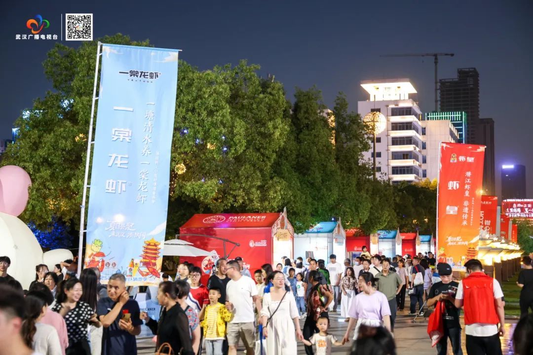 武汉小龙虾消费季:吸引超百万人 来江边嘬虾子 武汉小龙虾消费季:吸引超百万人 来江边嘬虾子
