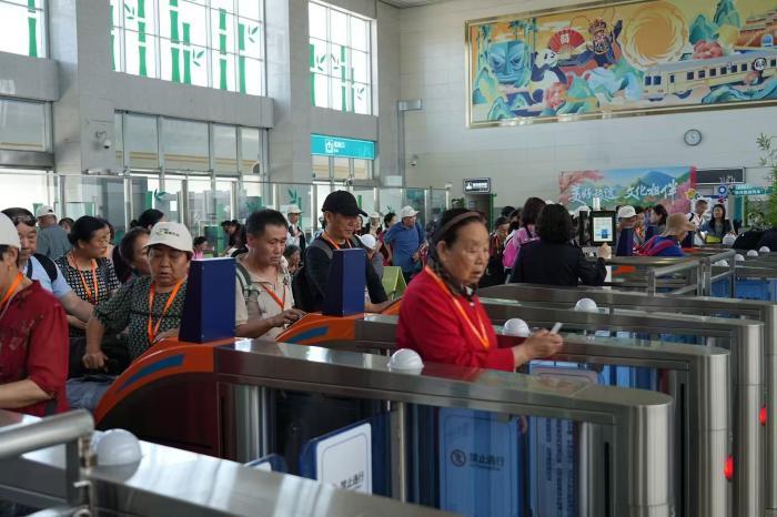 我的铁路风景│目标东北！“熊猫专列”旅游列车从成都启程