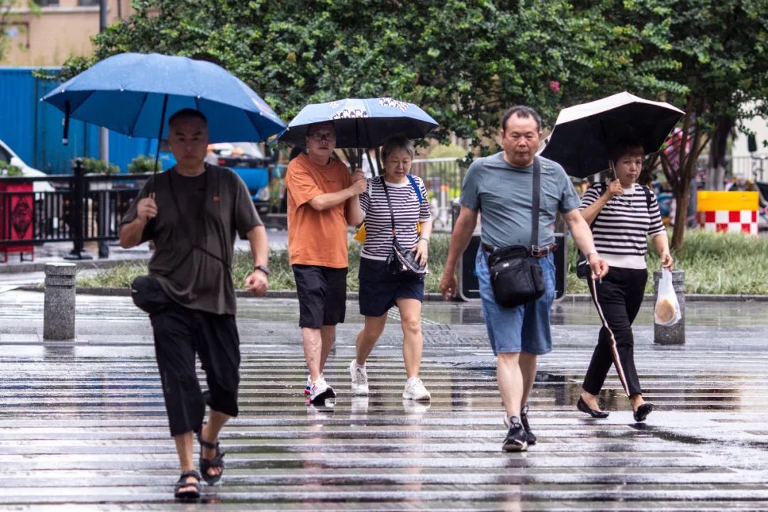 又是下班雨!广州多区预警已生效,网友:广州的雨是会卡点的 又是下班雨!广州多区预警已生效,网友:广州的雨是会卡点的