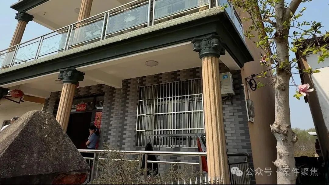 全家吸血！哥哥因工伤瘫痪惨死破旧老宅，弟弟每月冒领工伤金，还用赔偿款买豪车