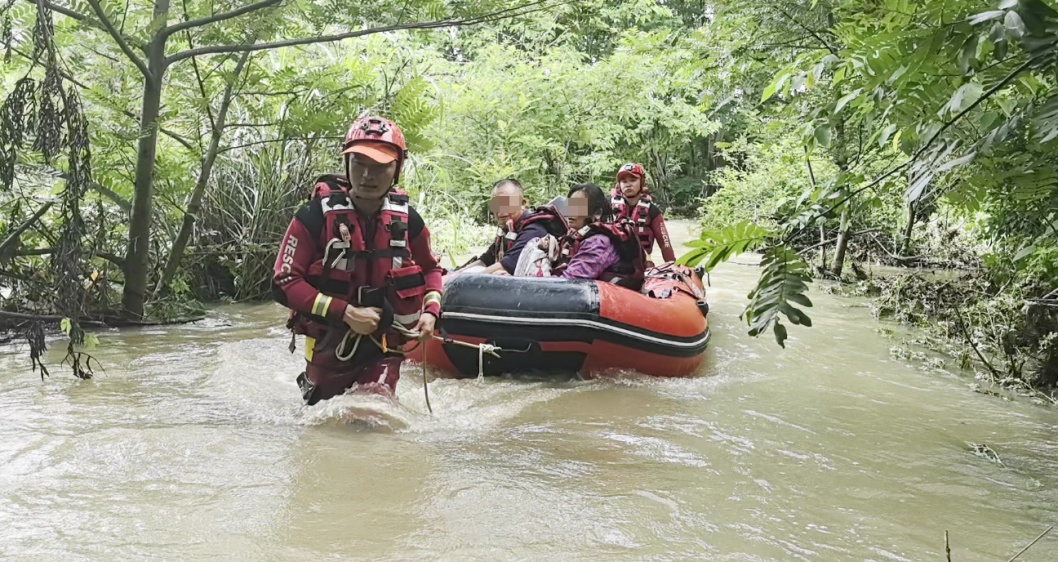 进入汛期!河道水位暴涨致俩村民被困,警惕施救自救不当遇险 进入汛期!河道水位暴涨致俩村民被困,警惕施救自救不当遇险