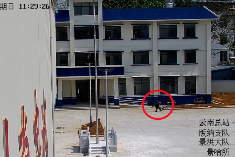 12公里山路，74岁老人走了4个小时，只为见到他……