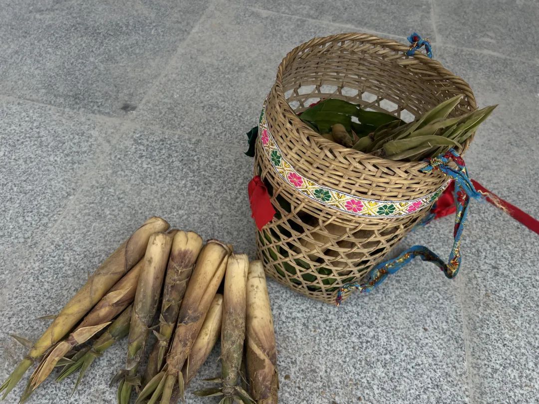 云南74岁爷爷徒步12公里，只为……