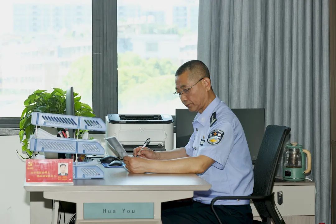 他正在值最后一个班，对讲机里传来熟悉的声音……