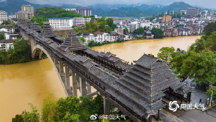 广西柳州遭遇强降雨 三江风雨桥下河水浑浊 广西柳州遭遇强降雨 三江风雨桥下河水浑浊