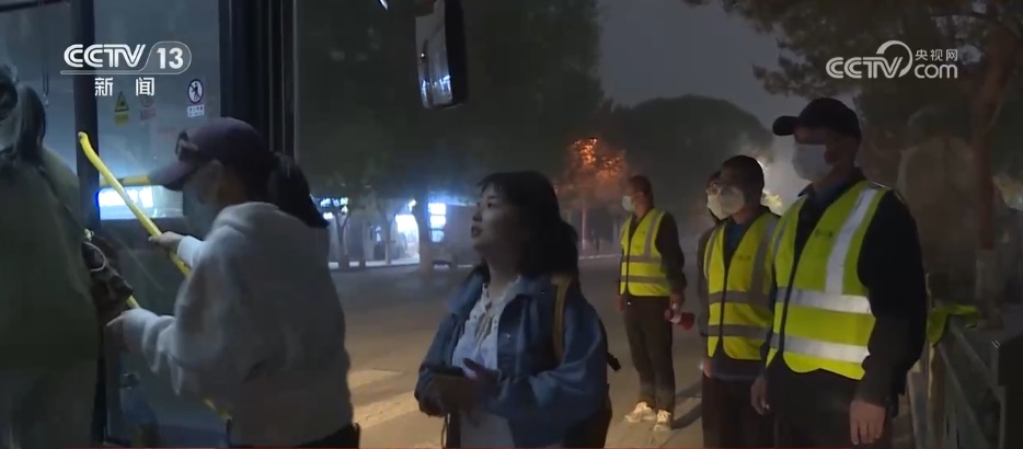 强沙尘暴突袭敦煌近万人被困 如何在3小时内跑赢12级狂风？