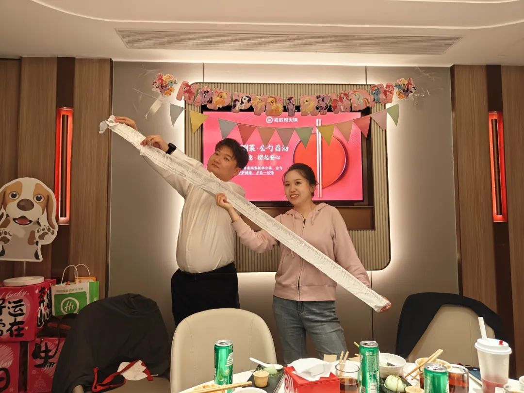 95后新人在海底捞办140人婚宴！花2.25万元，账单长2米