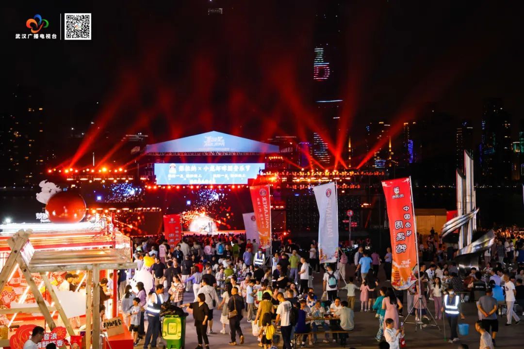 武汉小龙虾消费季:吸引超百万人 来江边嘬虾子 武汉小龙虾消费季:吸引超百万人 来江边嘬虾子